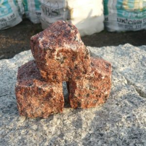 Kostka granitowa łupana czerwona